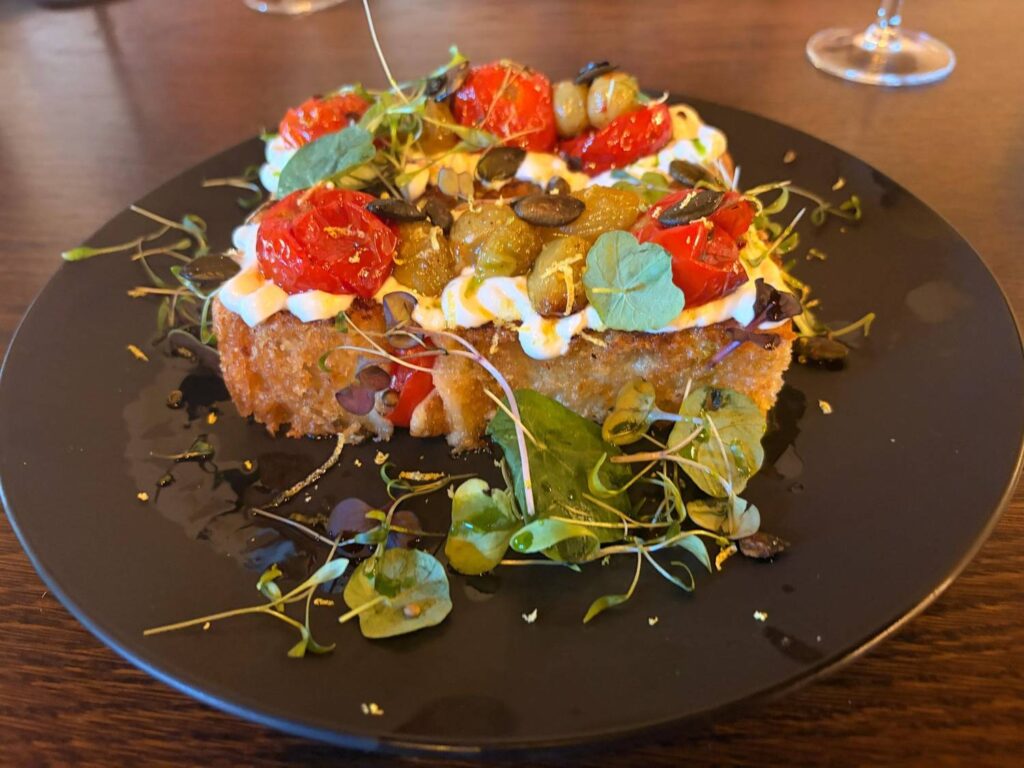 Bruschetta na czarnym talerzu
