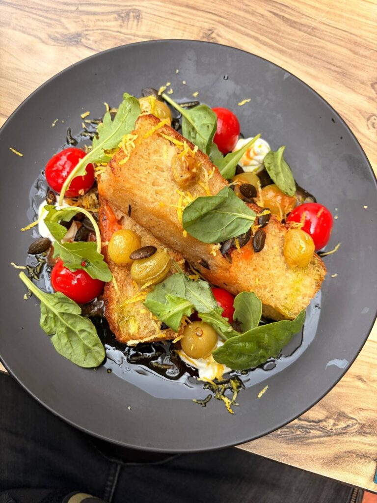 Bruschetta z pomidorkami i świeżą bazylią