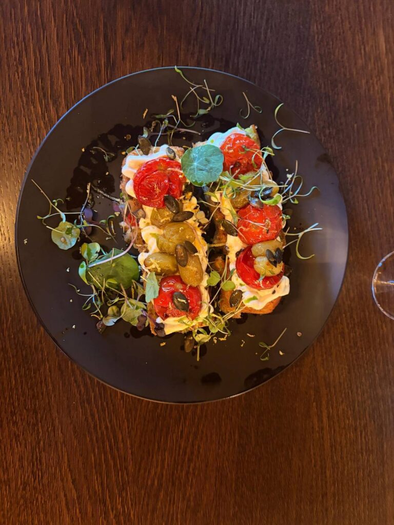 Bruschetta z pomidorami w dwóch teksturach i ricottą