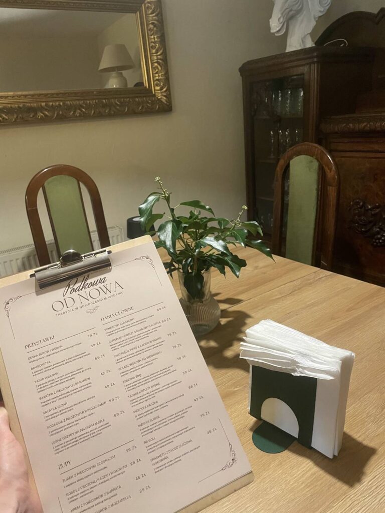 Karta menu na drewnianym stole przy oknie