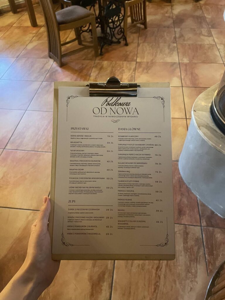 Karta menu w dłoni gościa