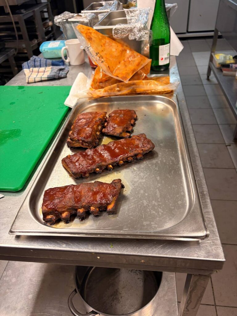 Żeberka BBQ na blasze w kuchni