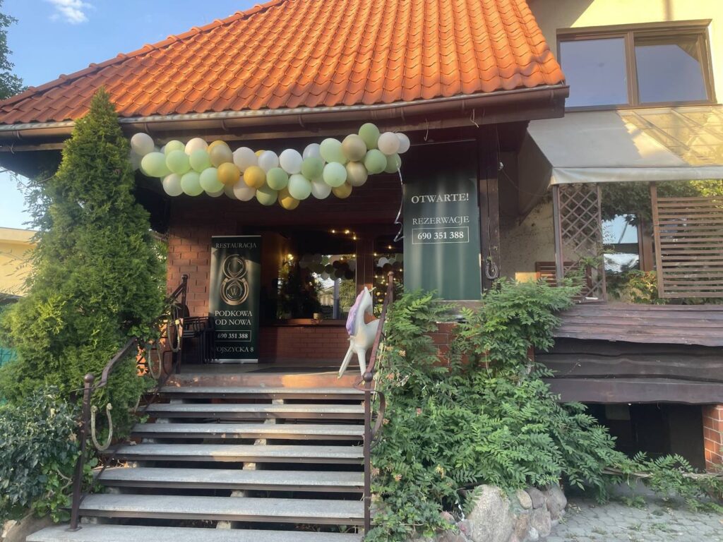 Budynek restauracji z girlandą balonów nad wejściem