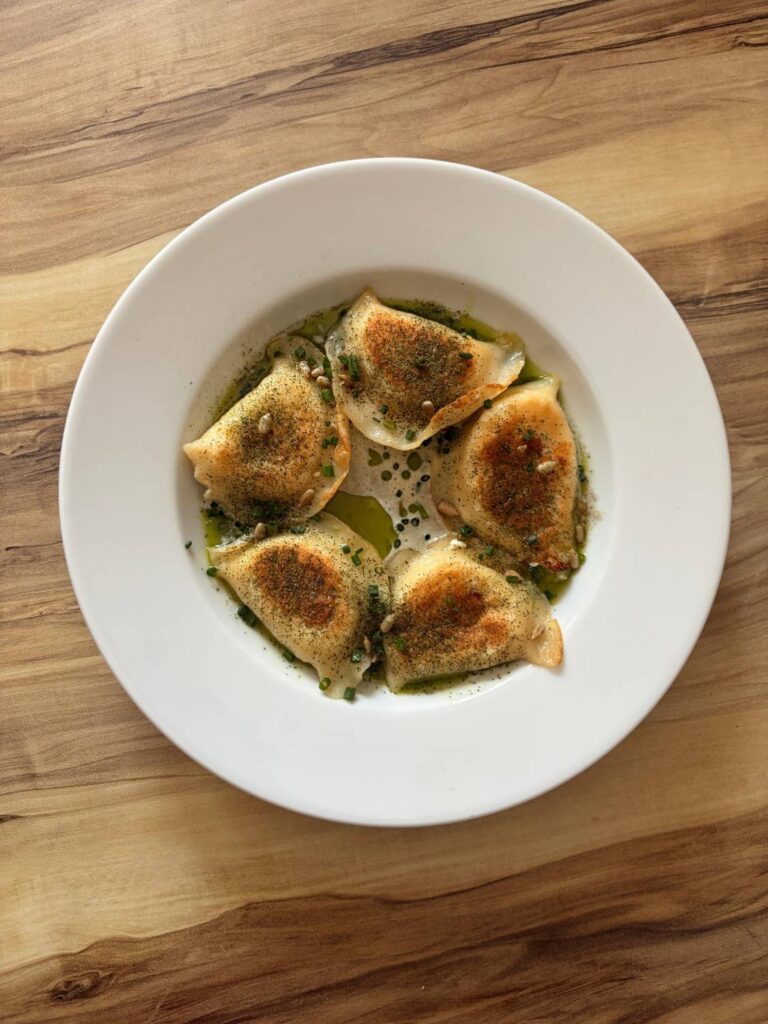 Talerz pierogów na drewnianym stole