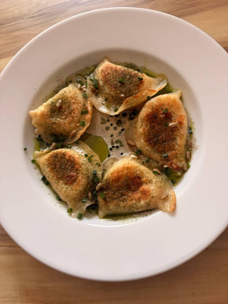 Pierogi ruskie z palonym masłem i szałwią