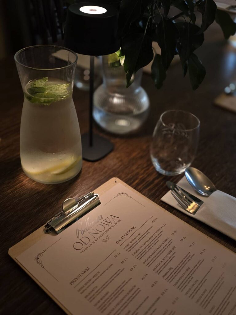 Karafka z wodą i karta menu na stole