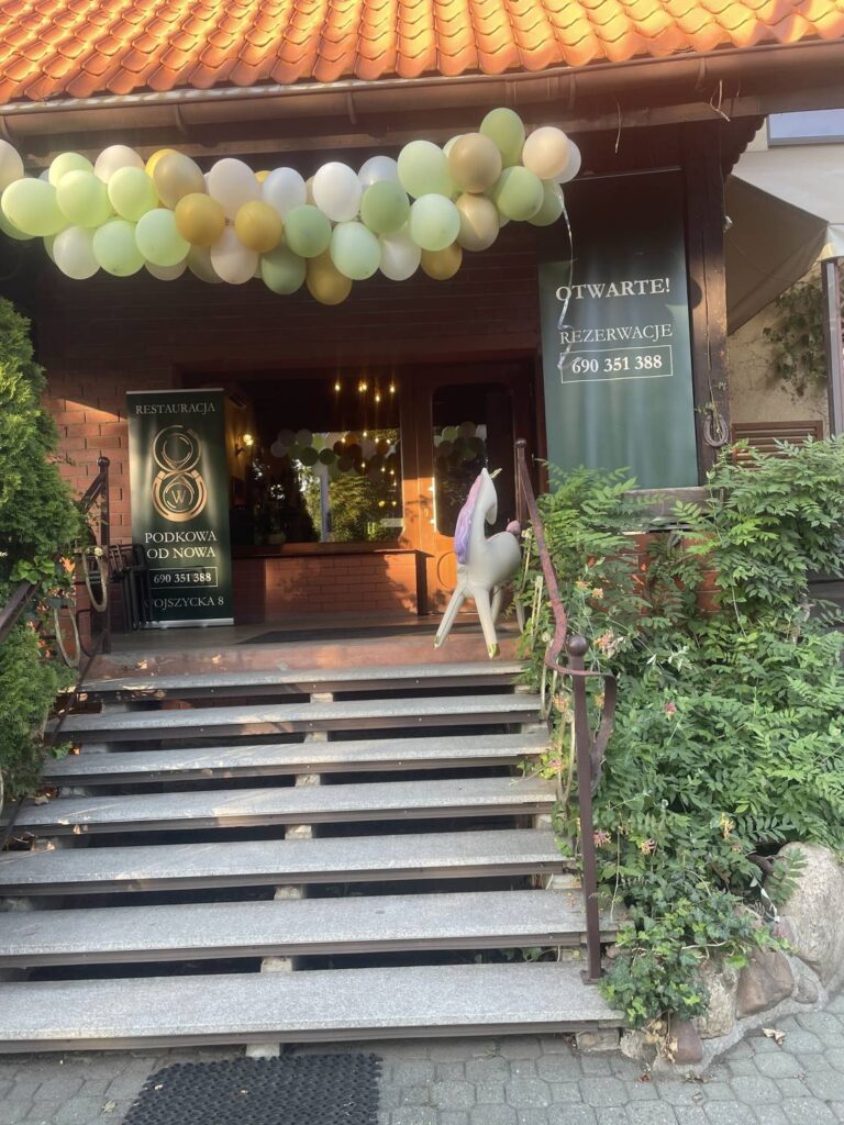 Wejście do restauracji od strony ogrodu