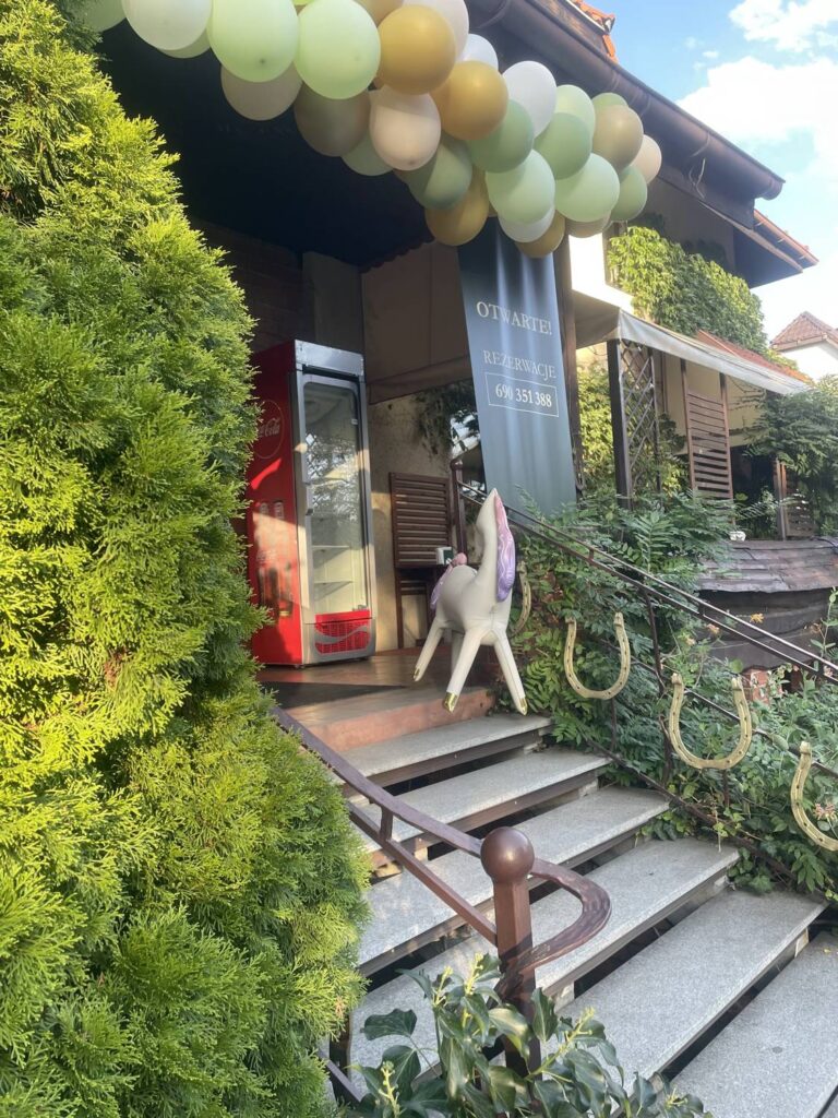 Kamienne schody do restauracji wśród zieleni